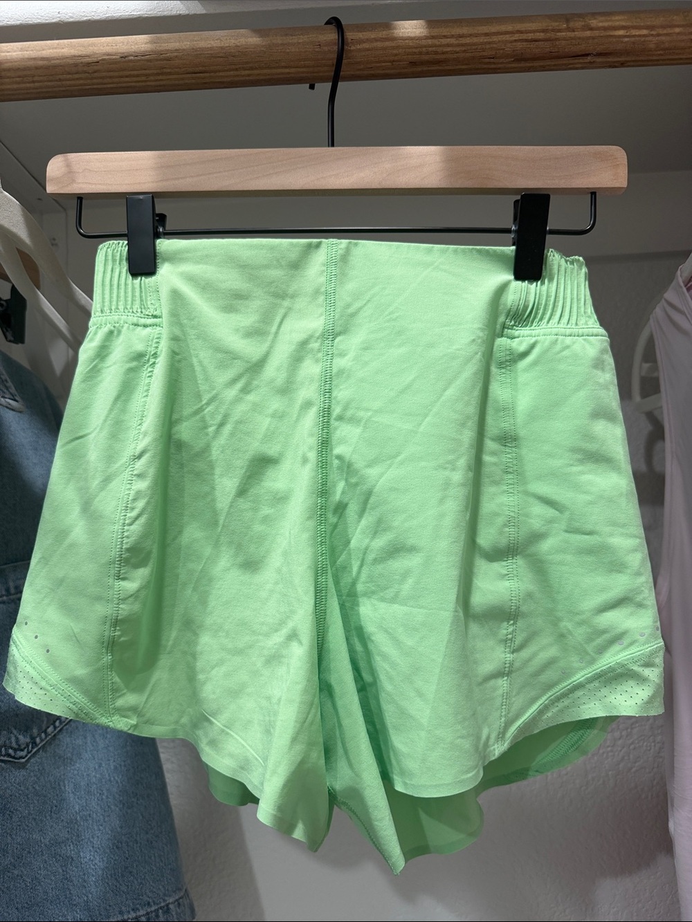 Lululemon Hotty Hot HR 4” Special Edition Scream Green Light